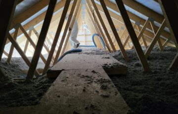 Chłodne Poddasze w Leżajsku W upalne lato na poddaszu u klienta w Leżajsku było nie do wytrzymania. Po wymianie starej wełny na gęsty nasyp celulozy, temperatura spadła o kilka stopni, czyniąc klimatyzację zbędną.